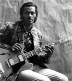 Chuck Berry sittande med gitarr
