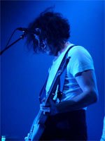 Jack White med gitarr på scen